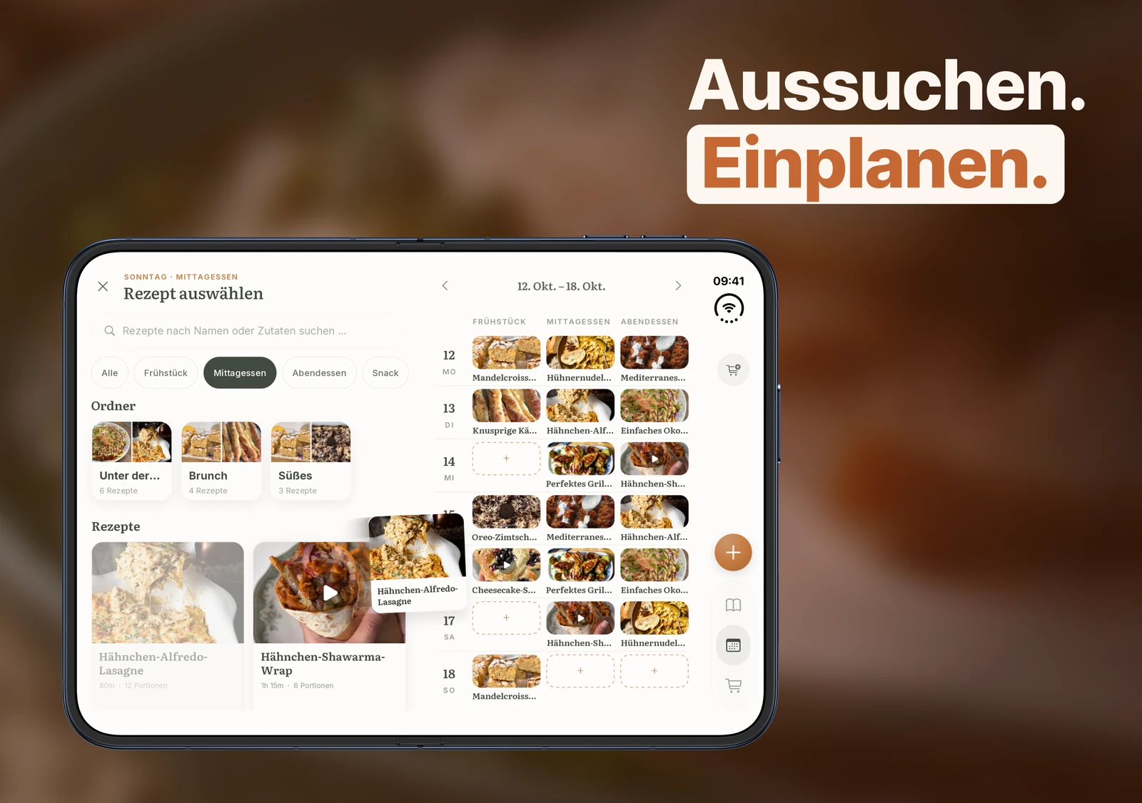 Auf dem aufgeklappten iPhone Duo liegt das Kochbuch neben der Woche, während eine Rezeptkarte über den Falz gezogen wird.