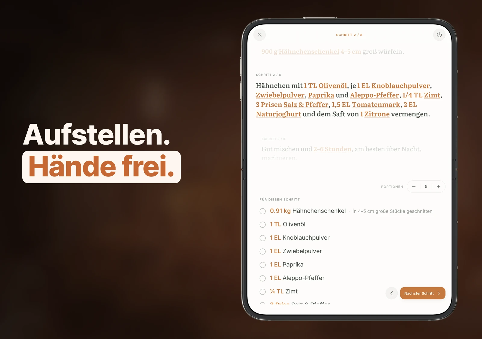 Der Kochmodus auf einem halb zugeklappten, abgestellten iPhone Duo: der Schritt auf der aufrechten Hälfte, seine Zutaten auf der flachen.