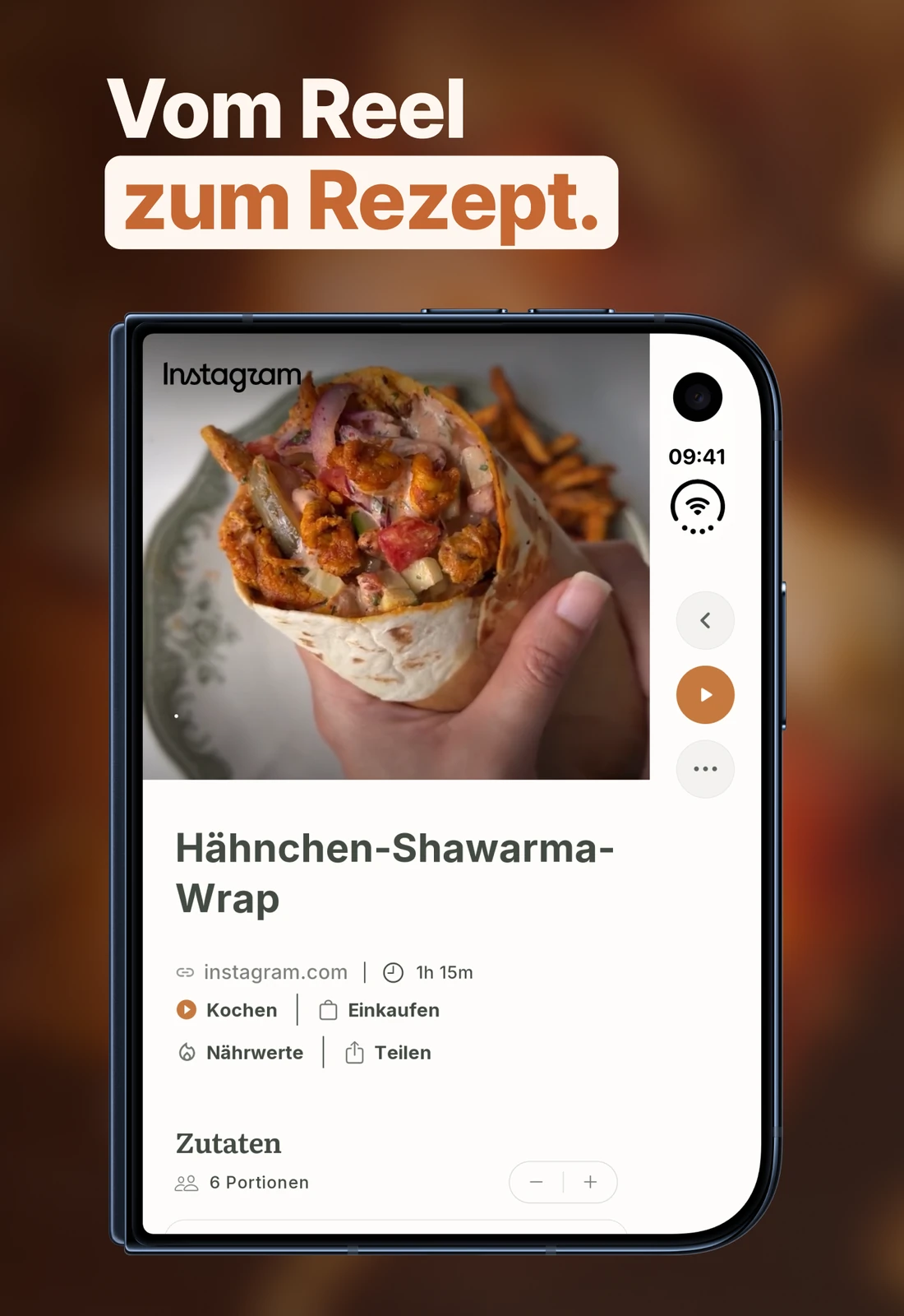 Ein aus einem Reel gespeichertes Rezept auf dem zugeklappten iPhone Duo, oben das Video.
